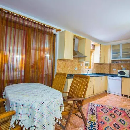 Sleeps 8, Close To Sea With A Private Pool - Awz 261