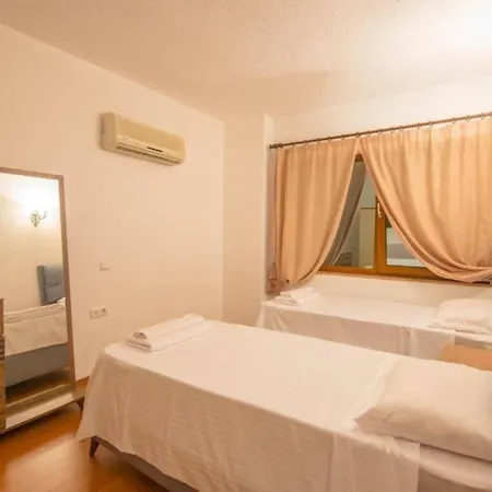 빌라 Sleeps 8, Close To Sea With A Private Pool - Awz 261 말마리스