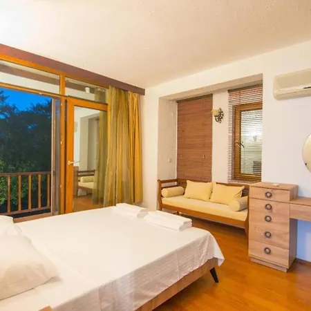 Villa Sleeps 8, Close To Sea With A Private Pool - Awz 261 *